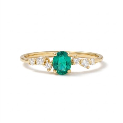 Bague or jaune, émeraude et diamants