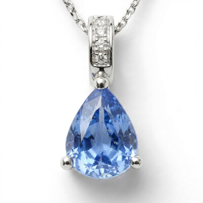 Pendentif or blanc, saphir poire et bélière en diamants