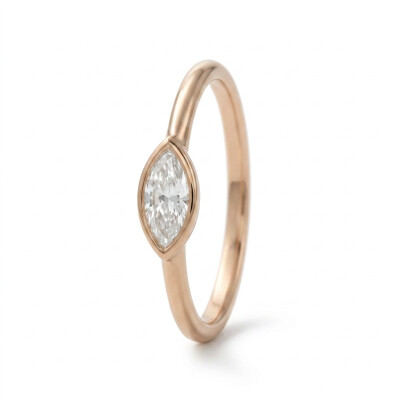 Solitaire or rose et diamants navette serti clos