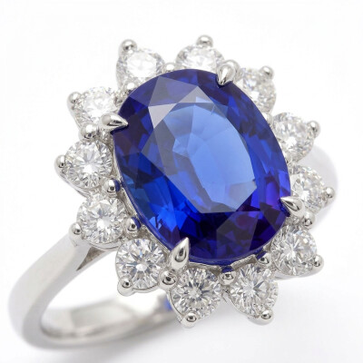 Bague or blanc, saphir bleu et entourage diamants