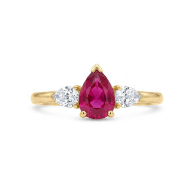 Bague or jaune, rubis taille poire et diamants taille poire