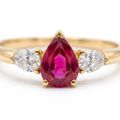 Bague or jaune, rubis taille poire et diamants taille poire