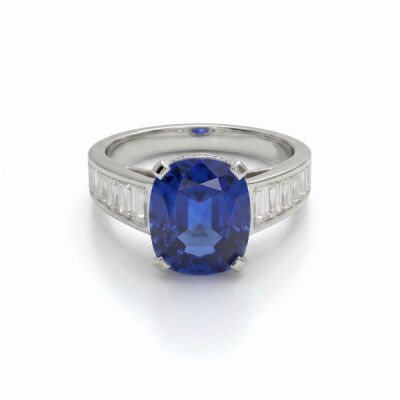 Bague or blanc saphir coussin, diamants baguette et brillant