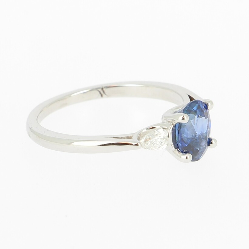 Solitaire en or blanc, saphir ovale bleu et entourage diamants