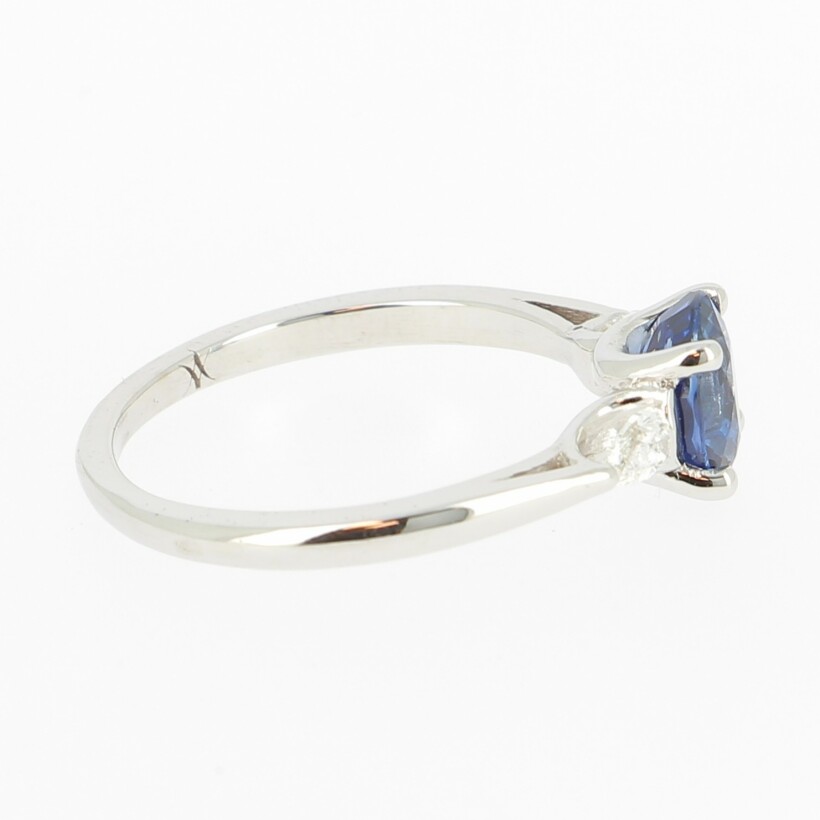 Solitaire en or blanc, saphir ovale bleu et entourage diamants