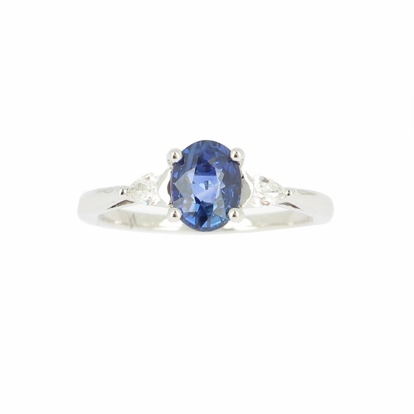 Solitaire en or blanc, saphir ovale bleu et entourage diamants