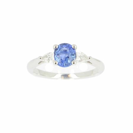 Solitaire en or blanc, saphir bleu et entourage diamants