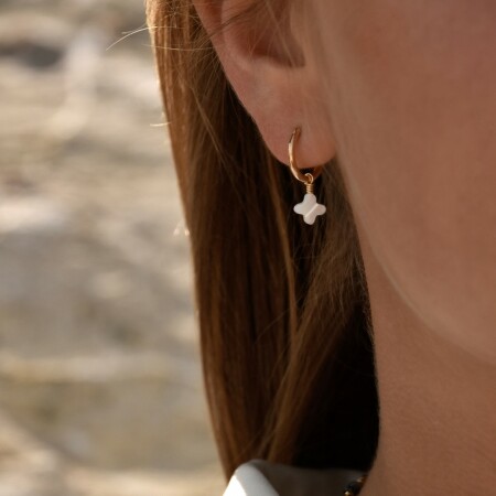 Les boucles d'oreilles plaqué or nacre Ariel