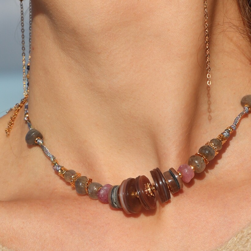 Le collier chocker Rosekafé Labradorite tourmaline coquillage