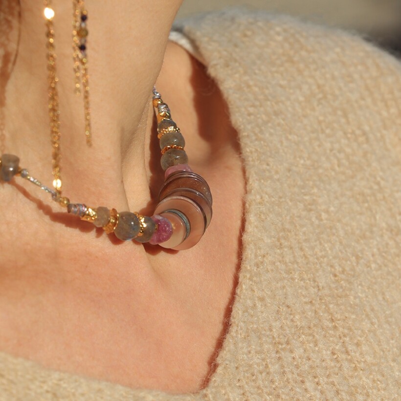 Le collier chocker Rosekafé Labradorite tourmaline coquillage