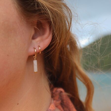 Les boucles d’oreilles plaquées or Louisa blanches