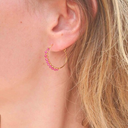 Les boucles d’oreilles asymétriques perlée Koa Gm rubellite et tourmaline