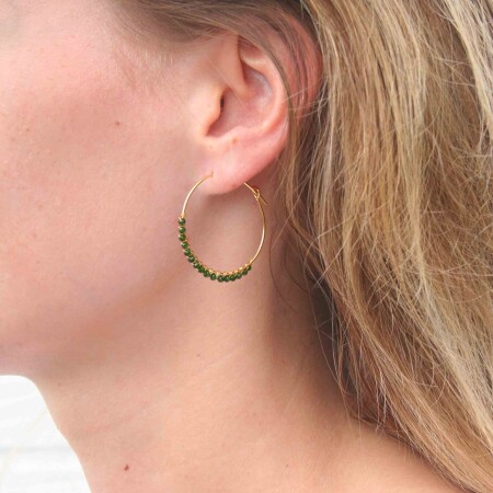 Les boucles d’oreilles créoles asymétriques perlées Koa Gm green sandstone et opale rose