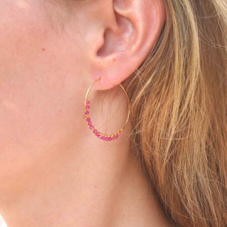 Les boucles d’oreilles créoles asymétriques perlées Koa Gm rubellite et tourmaline