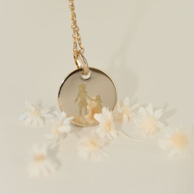 Le collier plaqué or à graver Maman