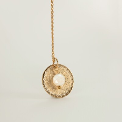 Le collier plaqué or avec médaille Maya