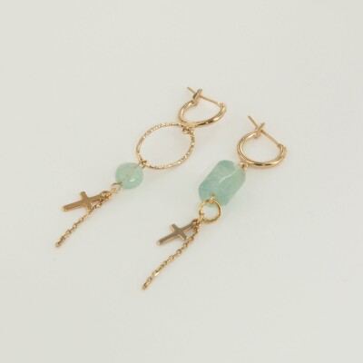 les boucles d'oreilles asymetrie pierre naturelle et croix Paolina