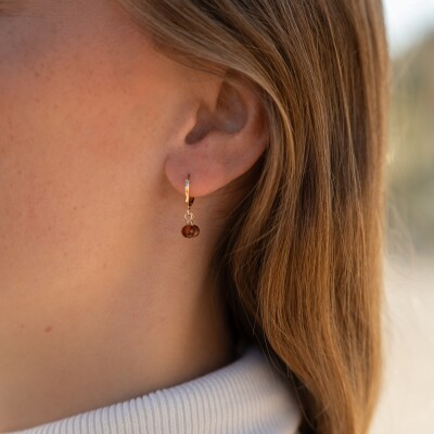 Les boucles d'oreilles Amare brunes