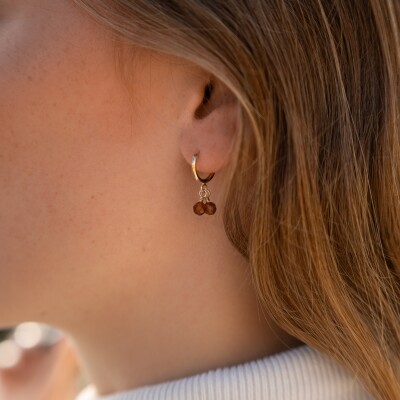 Les boucles d'oreilles Amare brunes