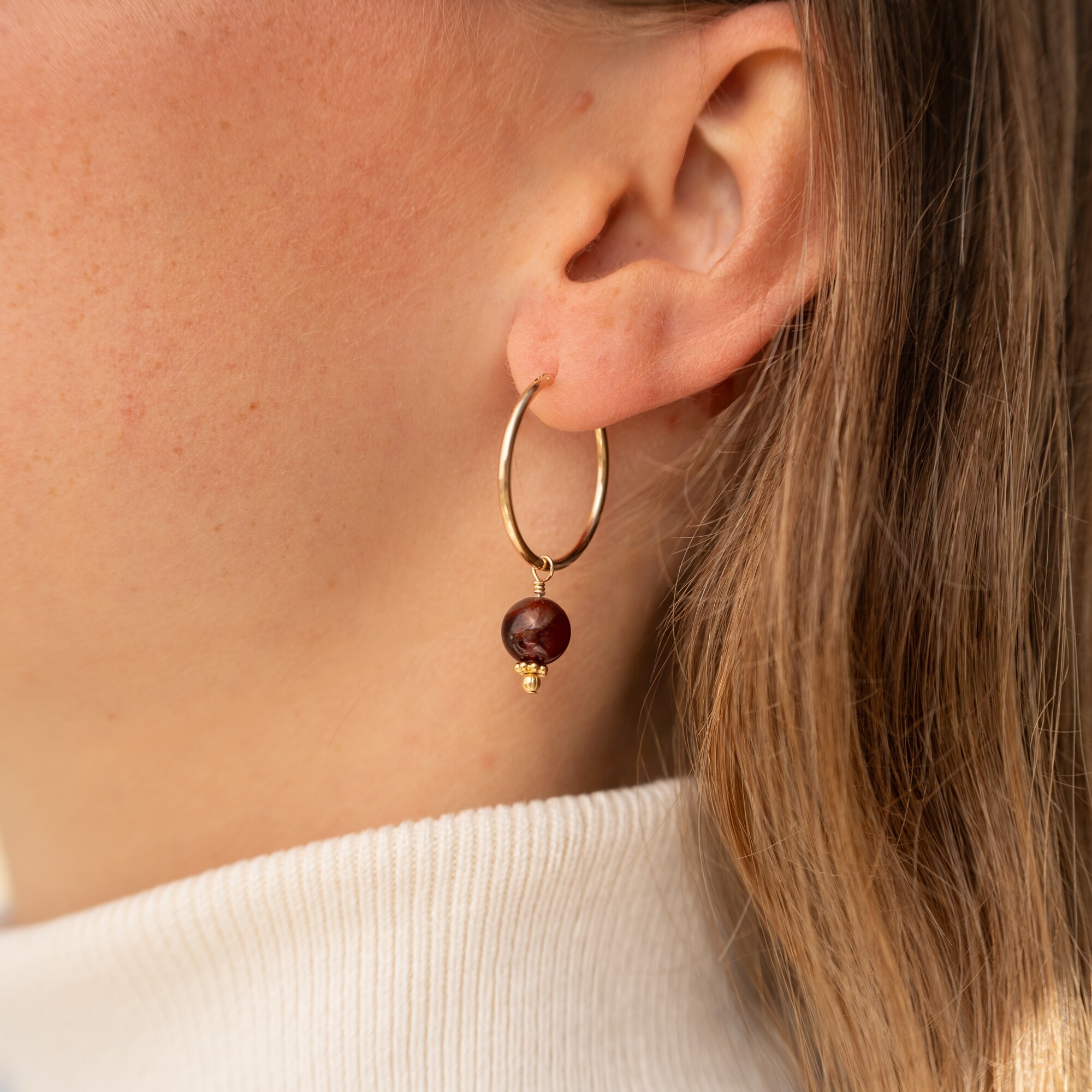 Les boucles d'oreilles Clarence brunes