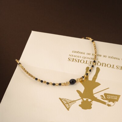 Le collier noir et doré en pierres naturelles Charlotte