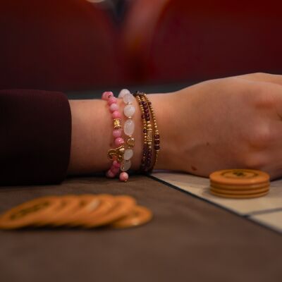 Le bracelet élastique coeur et pierres roses Salomé