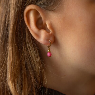Les boucles d'oreilles plaqué or et pierre rose Salomé