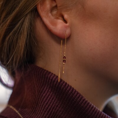 Les boucles d'oreilles longues en plaqué or et grenat Eden