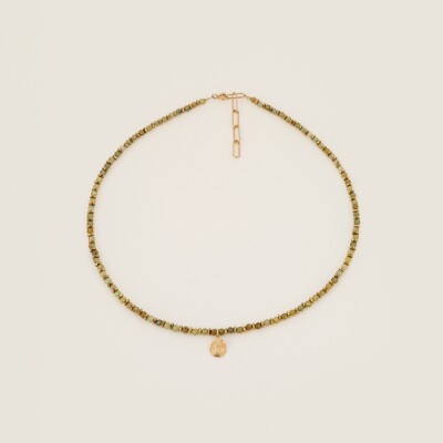 Le collier en plaqué or et grenat vert Miraë