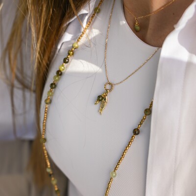 Le collier en plaqué or Nouma vert avec son pendentif poisson