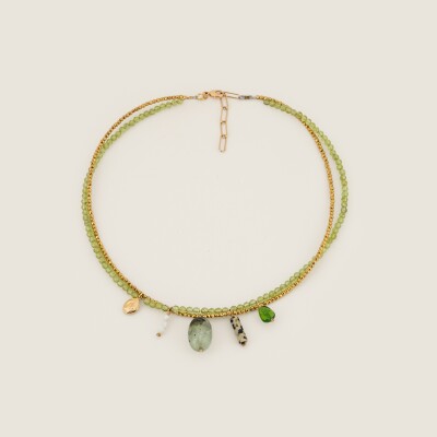 Le collier et ses pendentifs en pierres naturelles et plaqué or Rosalba