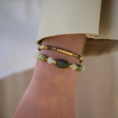 Le bracelet en pierres naturelles et plaqué or Léona