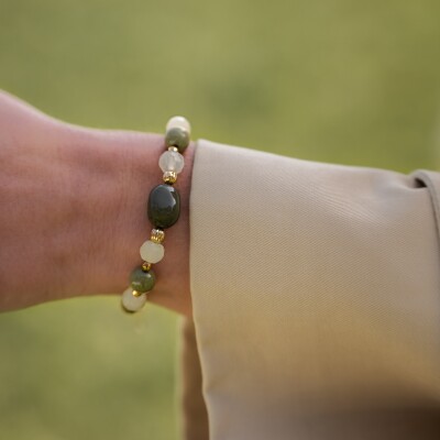Le bracelet en pierres naturelles et plaqué or Léona