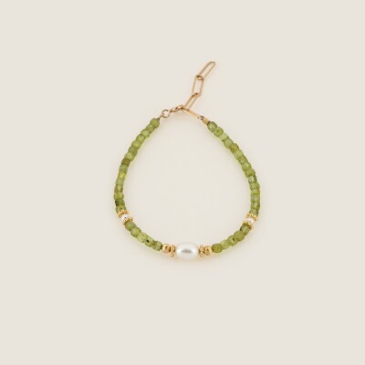 Le bracelet en pierres naturelles et plaqué or Marisol