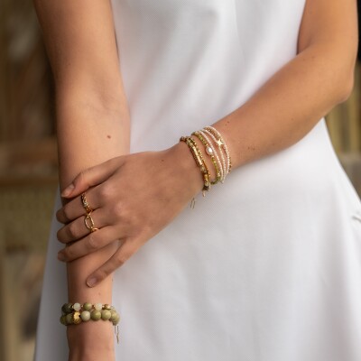 Le bracelet en pierres naturelles et plaqué or Marisol