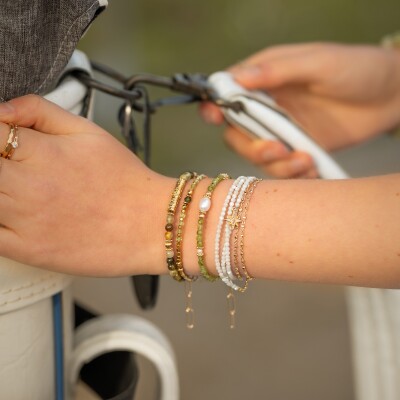 Le bracelet en pierres naturelles et plaqué or Marisol