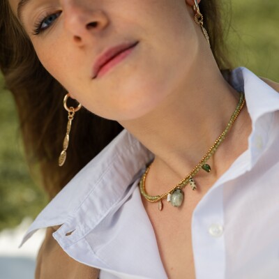 Le collier et ses pendentifs en pierres naturelles et plaqué or Rosalba