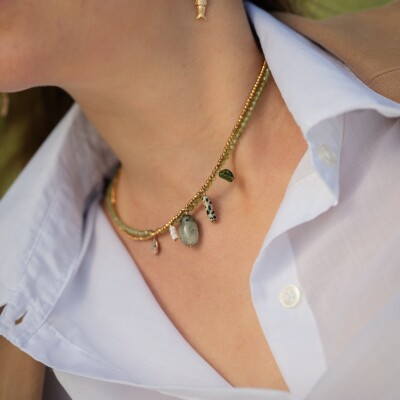 Le collier et ses pendentifs en pierres naturelles et plaqué or Rosalba