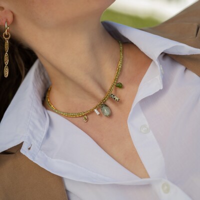 Le collier et ses pendentifs en pierres naturelles et plaqué or Rosalba