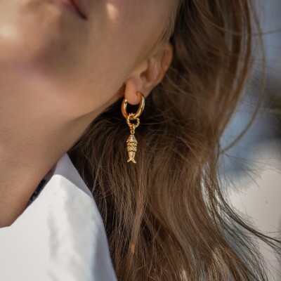 Les boucles d'oreilles asymétrique en plaqué or Dakota