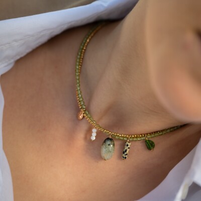 Le collier et ses pendentifs en pierres naturelles et plaqué or Rosalba