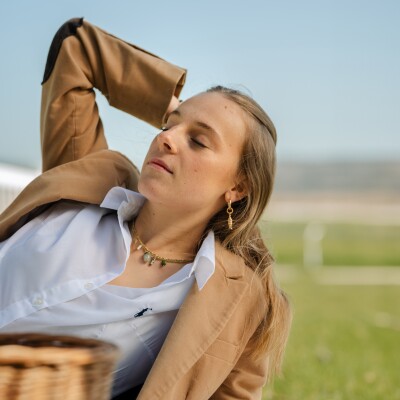 Le collier et ses pendentifs en pierres naturelles et plaqué or Rosalba