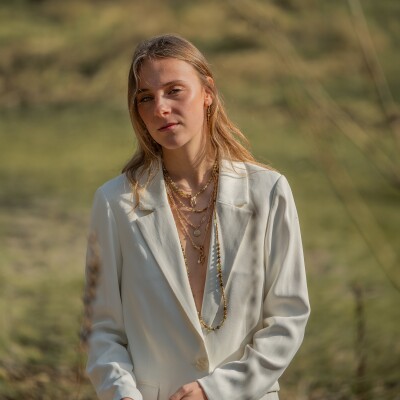 Le collier en pierres naturelles et plaqué or Sidonie