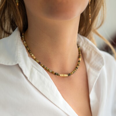 Le collier en plaqué or et grenat vert Rosamond