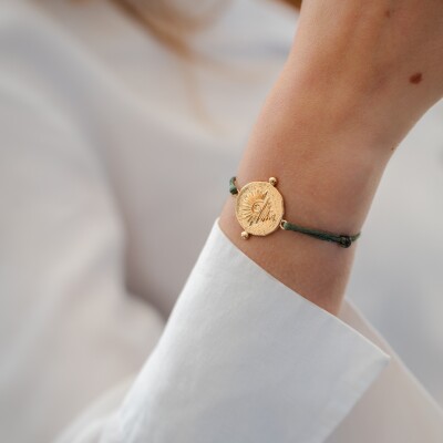 Le bracelet cordon vert médaille en plaqué or Karla