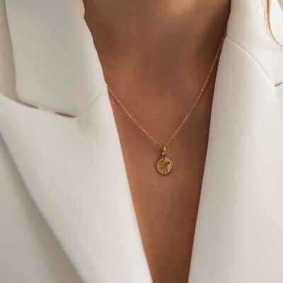 Le collier en plaqué or Caddy gravé