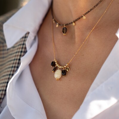 Le collier en plaqué or et pierres naturelles Dolly