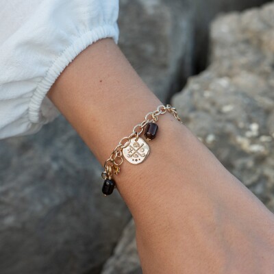 Le bracelet à breloque en plaqué or Cadence marron