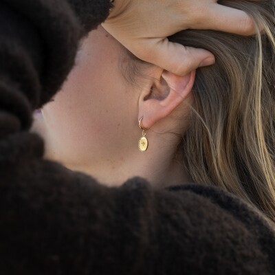 Les boucles d'oreilles créoles en plaqué or Satine