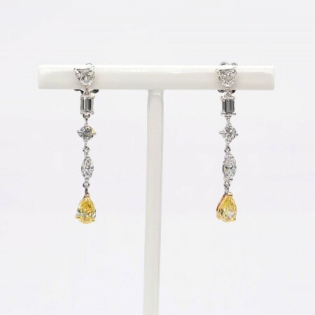 Boucles d\'oreilles pendantes Longinus, diamants et poires diamants jaune.